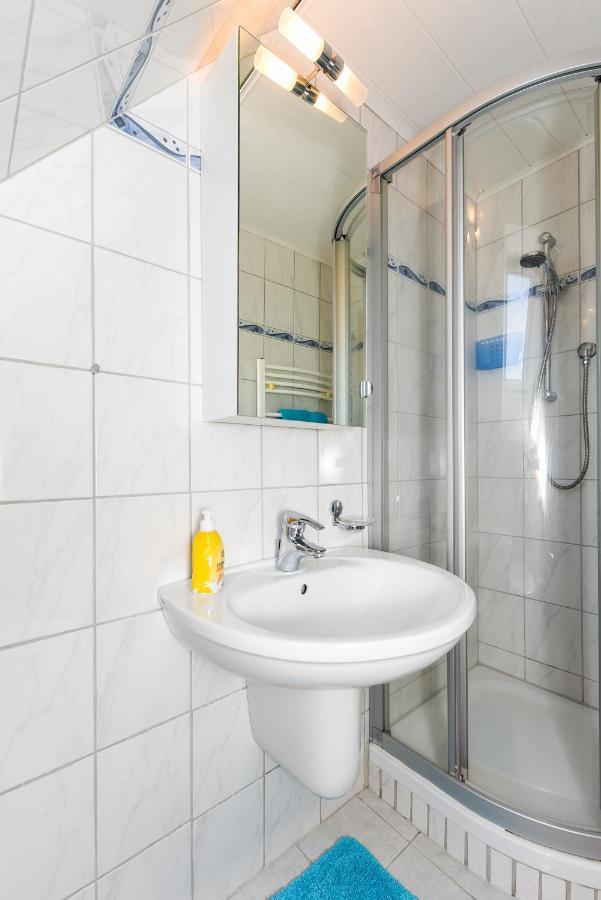 Ferienwohnungen Im Haus Waterkant Neuharlingersiel Exterior foto